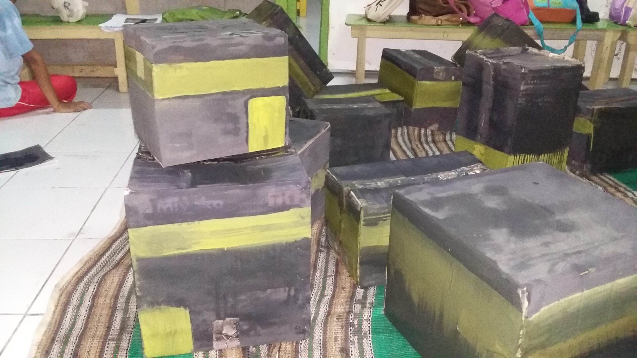 Pekan Kreasi : Santri membuat miniatur Ka'bah dengan harapan Allah undang ke Baitullah